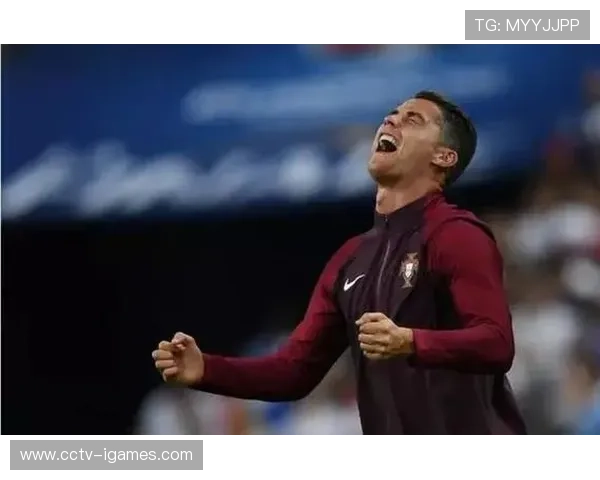 终场哨响戴维跪地掩面，队友环绕解心结