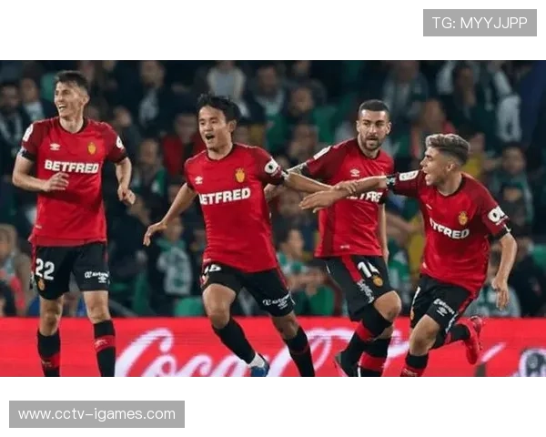 马洛卡主场球迷声势浩大,助威球队防守反击战术